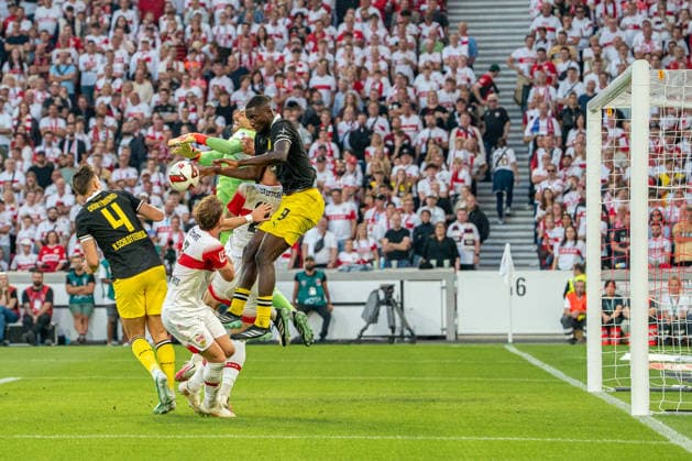 September 19, 2026, xdaymx, Soccer, Bundesliga 1, VfB Stuttgart vs. Borussia Dortmund, Fabian Bredlow, VfB Stuttgart is having trouble controlling the ball in the penalty area, but Nico Schlotterbeck (Borussia Dortmund) and Serhou Guirassy (Borussia Dortmund) are unable to score a goal. DFL and DFB regulations prohibit any use of photographs as image sequences and or quasi-video. Stuttgart