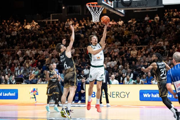 Austin Crowley No. 1 VET CONCEPT Gladiators Trier vs. Ferdinand Zylka No. 6 Basketball Löwen Braunschweig GER, Basketball Löwen Braunschweig vs. VET CONCEPT Gladiators Trier, Basketball, easyCredit BBL, Week 1, 2026–27 season, September 19, 2026 GER, Basketball Loewen Braunschweig vs. VET CONCEPT Gladiators Trier, Basketball, easyCredit BBL, Week 1, 2026–27 season, September 19, 2026 Braunschweig Copyright: xEibner-Pressefoto DanielxREINELTx EP_DRT