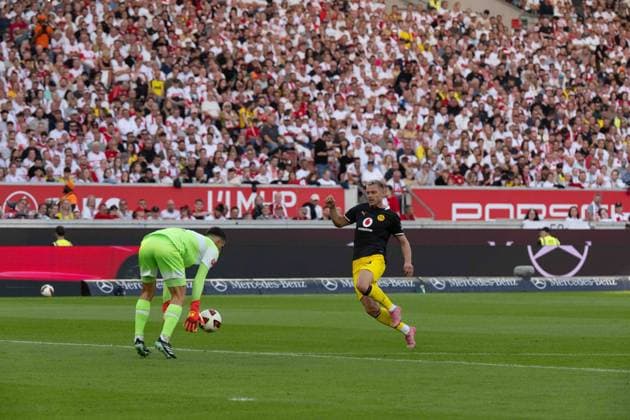 September 19, 2026: Soccer – VfB Stuttgart vs. Borussia Dortmund, Matchday 4 of the Bundesliga 1 at the MHP Arena; Fabian Bredlow (VfB Stuttgart), 1 VS Julian Ryerson, Borussia Dortmund, 26 IMPORTANT NOTICE: In accordance with DFL and DFB regulations, it is prohibited to use or allow the use of photographs taken in the stadium and or during the game in the form of sequential images and or video-like photo series. Copyright: xJamesxZabelx