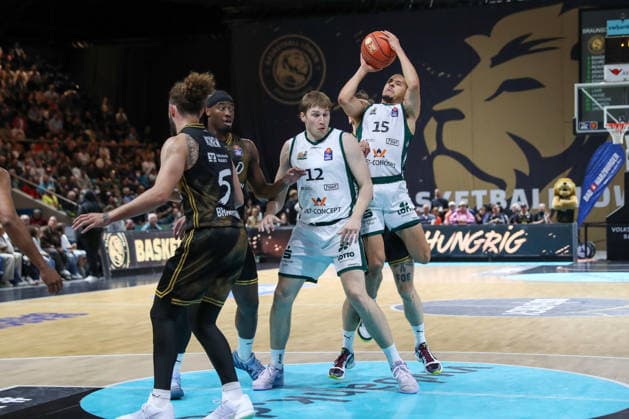 September 19, 2026, xgox, Basketball easyCredit BBL, Basketball Löwen Braunschweig vs. Gladiators Trier emspor, from left: Zaba Bangala (Braunschweig), 0, Marten Linssen (Trier), 12, Jordan Roland (Trier), 15; one-on-one, duel, battle, tackle (Braunschweig)