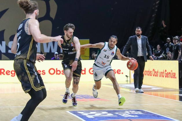September 19, 2026, xgox, Basketball easyCredit BBL, Basketball Löwen Braunschweig vs. Gladiators Trier, from left: Ferdinand Zylka (Braunschweig), 6, Jordan Roland (Trier), 15, one-on-one, duel, battle, tackle (Braunschweig)