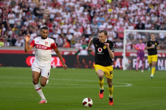 September 19, 2026: Soccer – VfB Stuttgart vs. Borussia Dortmund, Matchday 4 of the Bundesliga 1 at the MHP Arena; Daniel Svensson (Borussia Dortmund), 24, vs. Josha Vagnoman (VfB Stuttgart), 4 IMPORTANT NOTICE: In accordance with DFL and DFB regulations, it is prohibited to use or allow the use of photographs taken in the stadium and or during the game in the form of sequential images and or video-like photo sequences. Copyright: xJamesxZabelx