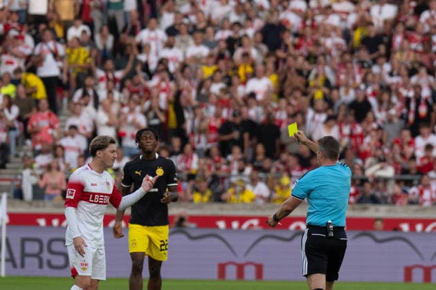 September 19, 2026: Soccer – VfB Stuttgart vs. Borussia Dortmund, Matchday 4 of the Bundesliga at the MHP Arena. Referee Tobias Stieler shows a yellow card to Angelo Stiller of VfB Stuttgart, 6 IMPORTANT NOTICE: In accordance with DFL and DFB regulations, it is prohibited to use or allow the use of photographs taken in the stadium and or during the game in the form of sequential images and or video-like photo sequences. Copyright: xJamesxZabelx