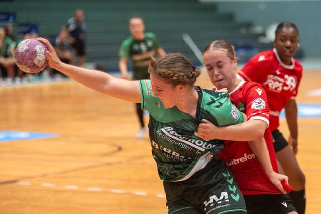 No Way Through for the SG Players: Head-to-Head Matchup Between Emilia Damm of SG 09 Kirchhof, 04 and Dana Uhtes’ HSV Solingen Graefrath, 15 HSV Solingen Graefrath 76 vs. SG 09 Kirchhof, Women’s Handball 2nd Bundesliga, Alsco 2 HBL, Matchday 04, 2026–2027 season, September 19, 2026 HSV Solingen Graefrath 76 vs. SG 09 Kirchhof, Women’s Handball 2nd Bundesliga, Alsco 2 HBF, Matchday 4, 2026–2027 Season, September 19, 2026 Solingen Copyright: xEibner-Pressefoto ThomasxHaeslerx EP_THR