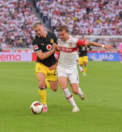 September 19, 2026, xblx, Soccer, Bundesliga 1, VfB Stuttgart vs. Borussia Dortmund, Julian Ryerson (Borussia Dortmund), Maximilian Mittelstaedt (VfB Stuttgart). DFL and DFB regulations prohibit any use of photographs as image sequences and or quasi-video. Stuttgart