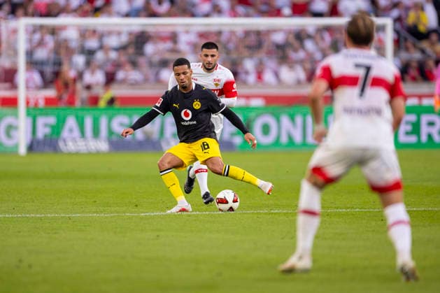 September 19, 2026, Soccer, Matchday 4 of the 1. Bundesliga, VfB Stuttgart vs. Borussia Dortmund: Ethan Nwaneri (Borussia Dortmund), Deniz Undav (VfB Stuttgart), Stuttgart MHP Arena, Baden-Württemberg, Germany xRHR PHOTO DEx Copyright: DennisxEwert RHR-FOTOx RHR-FOTO DE