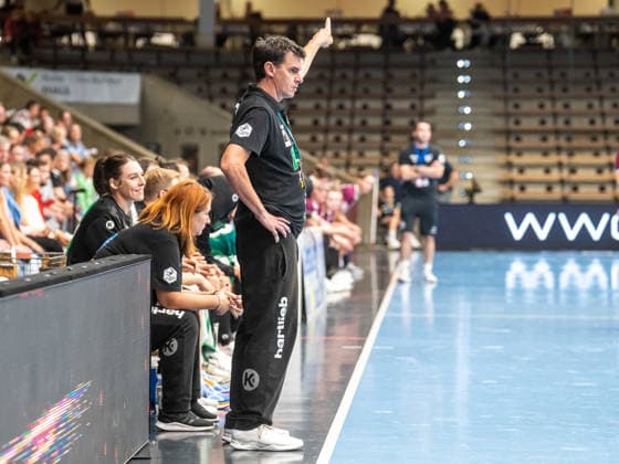 Nico Kiener, head coach of Frisch Auf Women, signals that the goal is empty, Frisch Auf Goeppingen vs. HC Leipzig, handball, 1st Bundesliga, 2026–2027 season, September 19, 2026, Frisch Auf Goeppingen vs. HC Leipzig, Handball, 1st Bundesliga, 2026–2027 season, September 19, 2026, Goeppingen Copyright: xMichaelxSchmidt Eibner-Pressefotx EP_MST
