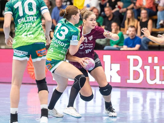 Marlene Tucholke (HC Leipzig), 23, in a one-on-one battle with Aylin Bornhardt (Frisch Auf Women), 13, Frisch Auf Goeppingen vs. HC Leipzig, Handball, 1st Bundesliga, 2026–2027 season, September 19, 2026, Frisch Auf Göppingen vs. HC Leipzig, handball, 1st Bundesliga, 2026–2027 season, September 19, 2026, Göppingen Copyright: xMichaelxSchmidt Eibner-Pressefotx EP_MST