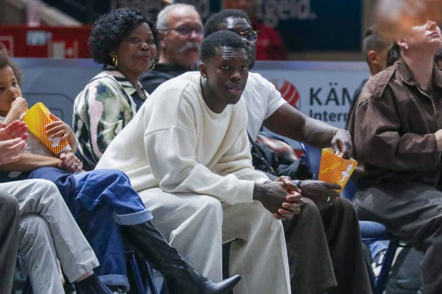 September 19, 2026, xgox, Basketball easyCredit BBL, Basketball Löwen Braunschweig vs. Gladiators Trier, from left: Dennis Schröder watches the game in Braunschweig