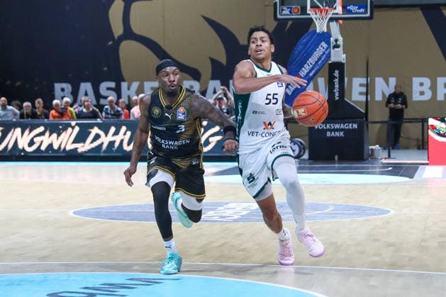 September 19, 2026, xgox, Basketball easyCredit BBL, Basketball Löwen Braunschweig vs. Gladitors Trier emspor, from left: Dejour Reaves (Braunschweig), 3, Eli Brooks (Trier), 55, battle, duel, fight, tackle (Braunschweig)