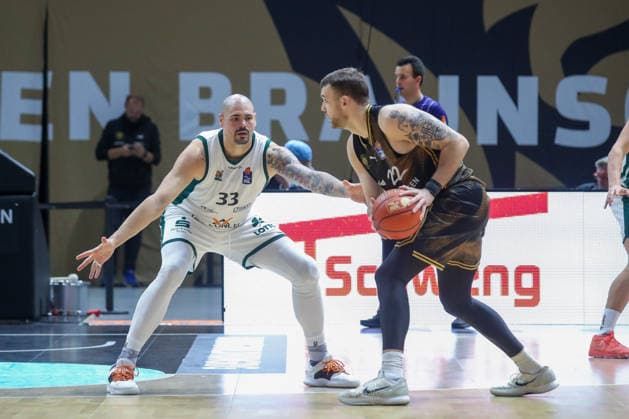 September 19, 2026, xgox, Basketball easyCredit BBL, Basketball Löwen Braunschweig vs. Gladiators Trier emspor, from left: Maik Zirbes (Trier), 33; Felipe Haase (Thiers, Braunschweig), 22; matchup, duel, battle, tackle, Braunschweig