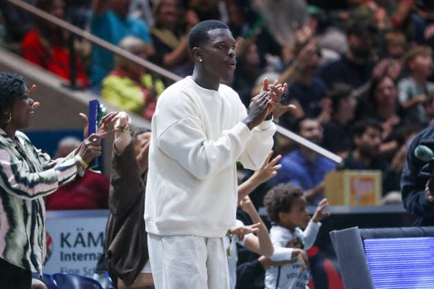September 19, 2026, xgox, Basketball easyCredit BBL, Basketball Löwen Braunschweig vs. Gladiators Trier emspor, from left: Dennis Schröder watches the game, cheering, goal celebration, cheering for the goal, celebrate the goal, celebration in Braunschweig