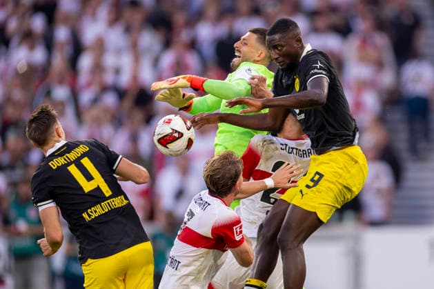 September 19, 2026, Soccer, Matchday 4 of the 1. Bundesliga, VfB Stuttgart vs. Borussia Dortmund: Nico Schlotterbeck (Borussia Dortmund), Maximilian Mittelstädt (VfB Stuttgart), goalkeeper Fabian Bredlow (VfB Stuttgart), Serhou Guirassy (Borussia Dortmund), Stuttgart MHP Arena, Baden-Württemberg, Germany xRHR PHOTO DEx Copyright: DennisxEwert RHR-FOTOx RHR-FOTO DE