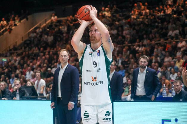 September 19, 2026, xgox, Basketball easyCredit BBL, Basketball Löwen Braunschweig vs. Gladiators Trier, from left: Luca, Joe, Ewelt (Braunschweig), 9 on the ball, plays the ball (Braunschweig)