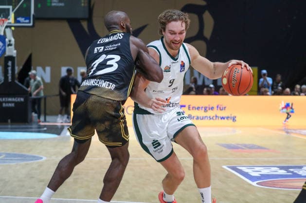 September 19, 2026, xgox, Basketball easyCredit BBL, Basketball Löwen Braunschweig vs. Gladiators Trier, from left: Sheldon Edwards (Braunschweig), 13, Marcp Hollersbacher (Trier), 9, one-on-one, duel, battle, tackle (Braunschweig)