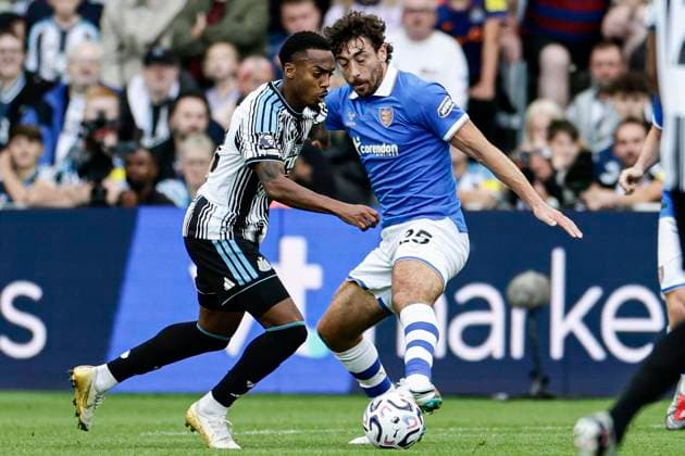 Newcastle United v Hull City Premier League Joe Willock of Newcastle United battles for the ball with Matt Crooks of Hull City during the Premier League match at St. James s Park, Newcastle 19 09 2026 UK Newspapers OUT Copyright: xJamiexJohnstonx FIL-23961-0246