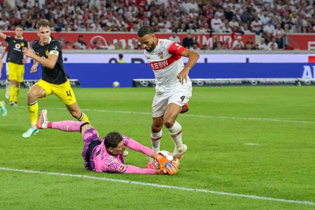 Gregor Kobel (BVB Dortmund, 01) and Josha Vagnoman (VfB Stuttgart, 04) in a tackle, Germany, Soccer, Bundesliga 1, Matchday 4, 2026–2027, VfB Stuttgart vs. Borussia Dortmund, September 19, 2026, Stuttgart MHP Arena, Germany Copyright: xGrantxHubbsx