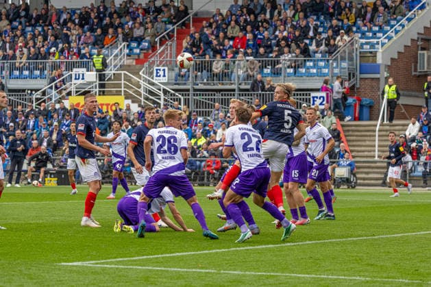 September 19, 2026 Soccer 2. Bundesliga Men s Season 2026–2027 Matchday 6 Holstein Kiel vs. VFL Osnabrück Kiel in blue and white, Osnabrück in white and purple Danger in the Osnabrück penalty area Center of the frame, foreground: Fridolin Wagner (left), Robin Fabinski, Holstein Kiel Stadium, Westring 501, Schleswig-Holstein, Germany
