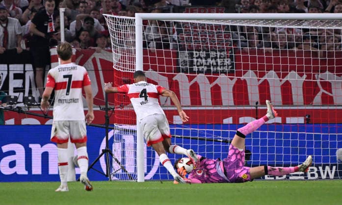 Penalty area play, Goalmouth action, shot on goal, scoring opportunity: Josha Vagnoman (VfB Stuttgart 04) vs. goalkeeper Gregor Kobel (Borussia Dortmund BVB 01), Maximilian Mittelstaedt (VfB Stuttgart 07), VfB Stuttgart vs. Borussia Dortmund BVB, September 19, 2026, DFL REGULATIONS PROPROHIBIT ANY USE OF PHOTOGRAPHS AS IMAGE SEQUENCES AND OR QUASI-VIDEO VfB Stuttgart vs. Borussia Dortmund BVB