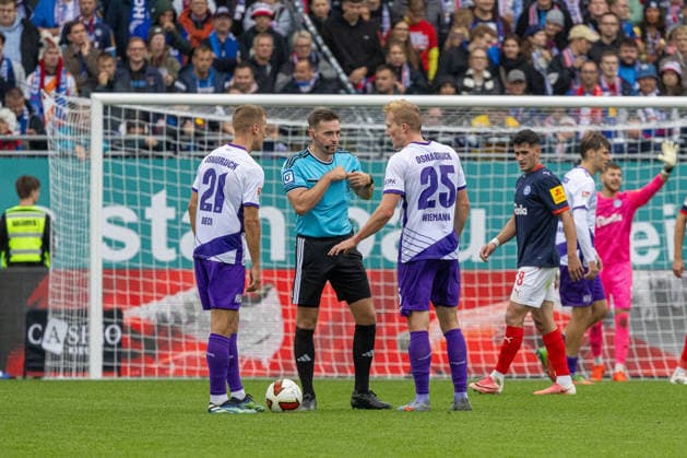 September 19, 2026 Soccer 2. Bundesliga Men s 2026–2027 Season, Matchday 6: Holstein Kiel vs. VFL Osnabrück; Kiel in blue and white, Osnabrück in white and purple; Adrian Beck (left) and Niklas Wiemann talking with referee Tom Bauer at Kiel Holstein Stadium, Westring 501, Schleswig-Holstein, Germany