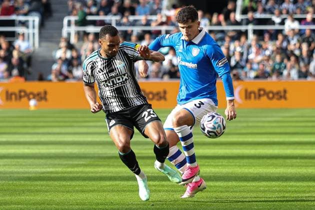 Newcastle United v Hull City Premier League Jacob Murphy of Newcastle United and Ryan Giles of Hull City during the Premier League match at St. James s Park, Newcastle 19 09 2026 UK Newspapers OUT Copyright: xJamiexJohnstonx FIL-23961-0250