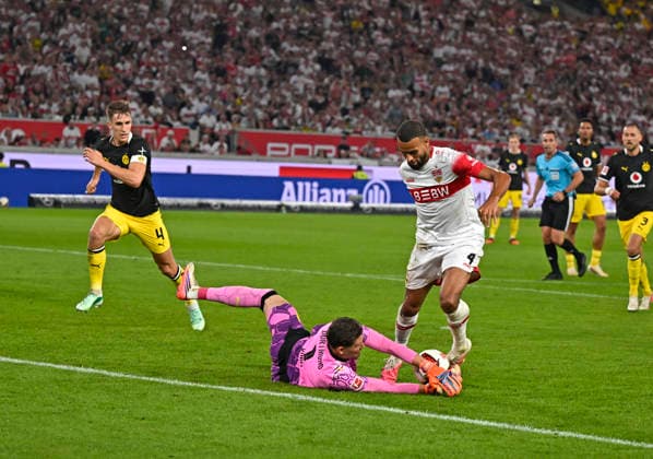 September 19, 2026, Soccer, Bundesliga 1, 2026–2027 Season, Matchday 4, VfB Stuttgart vs. Borussia Dortmund, at the MHP Arena in Stuttgart, Goalkeeper Gregor Kobel (Borussia Dortmund) vs. Josha Vagnoman (Stuttgart)
