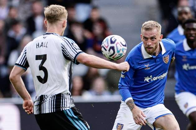 Newcastle United v Hull City Premier League Lewis Hall of Newcastle United and Oliver McBurnie of Hull City during the Premier League match at St. James s Park, Newcastle 19 09 2026 UK Newspapers OUT Copyright: xJamiexJohnstonx FIL-23961-0257