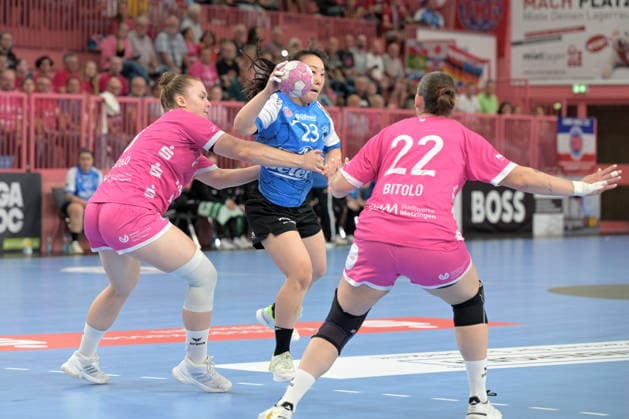 Natsuki Aizawa (Thueringer HC), 23, in action against Ida Petzold (TusSies Metzingen), 08, and Gabriela Clausson Bitolo (TusSies Metzingen), 22; TusSies Metzingen vs. Thueringer HC, handball, Alsco HBF, Matchday 4, 2026–2027 Season, September 19, 2026 TusSies Metzingen vs. Thueringer HC, Handball, Alsco HBF, Matchday 4, 2026–2027 Season, September 19, 2026, Tübingen Copyright: xEibner-Pressefotox EP_TBR