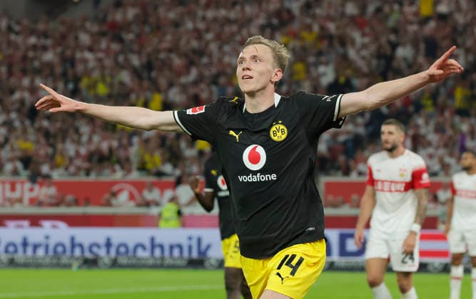 Pictured: Celebrations after the goal that made the score 0–1, with goal scorer Maximilian Beier of Borussia Dortmund, September 14, 2026, VfB Stuttgart vs. Borussia Dortmund, Bundesliga 1, Matchday 4, Germany, Stuttgart, MHP Arena, DFL REGULATIONS PROHIBIT ANY USE OF PHOTOGRAPHS AS IMAGE SEQUENCES AND OR QUASI-VIDEO Copyright: HMBxMedia xJulienxBecker
