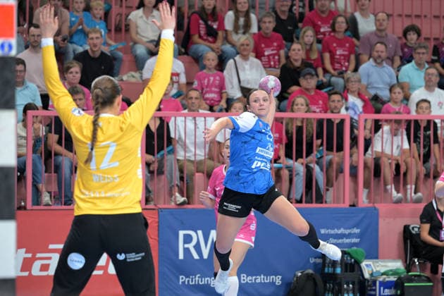 Sabrina Troester (Thüringer HC), 19, taking a shot on goal against Marie Kristin Weiss (TusSies Metzingen), 12, in goal; TusSies Metzingen vs. Thüringer HC, handball, Alsco HBF, Matchday 4, 2026–2027 season, September 19, 2026, TusSies Metzingen vs. Thueringer HC, Handball, Alsco HBF, Matchday 4, 2026–2027 season, September 19, 2026, Tübingen Copyright: xEibner-Pressefotox EP_TBR