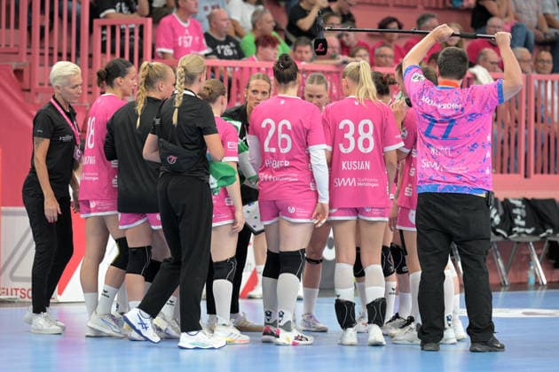 Miriam Hirsch of TusSies Metzingen, coach during a timeout for the TusSies; TusSies Metzingen vs. Thueringer HC, handball, Alsco HBF, Matchday 4, 2026–2027 season, September 19, 2026, TusSies Metzingen vs. Thueringer HC, Handball, Alsco HBF, Matchday 4, 2026–2027 Season, September 19, 2026, Tübingen Copyright: xEibner-Pressefotox EP_TBR