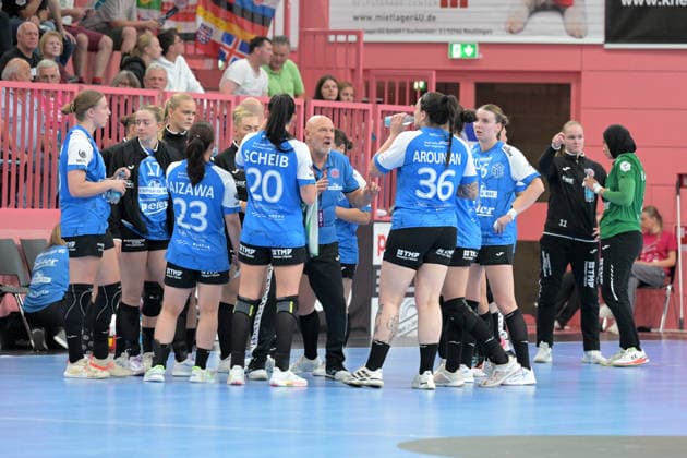Herbert Mueller, Thueringer HC Coach, during a timeout in the Thueringer HC vs. TusSies Metzingen game, Handball, Alsco HBF, Matchday 4, 2026–2027 Season, September 19, 2026, TusSies Metzingen vs. Thueringer HC, Handball, Alsco HBF, Matchday 4, 2026–2027 Season, September 19, 2026, Tübingen Copyright: xEibner-Pressefotox EP_TBR
