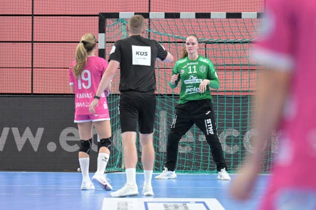 Laura Kuske (Thüringer HC), No. 11, in goal during a one-on-one situation on a 7-meter throw against Johanna Farkas (TusSies Metzingen), No. 19; TusSies Metzingen vs. Thüringer HC, Handball, Alsco HBF, Matchday 4, 2026–2027 season, September 19, 2026: TusSies Metzingen vs. Thueringer HC, Handball, Alsco HBF, Matchday 4, 2026–2027 season, September 19, 2026, Tübingen Copyright: xEibner-Pressefotox EP_TBR