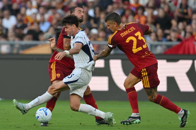 IPA88719310 - Alessandro Bastoni of Inter under pressure from Gianluca Mancini of Roma during the Serie A Enilive soccer match between Roma and Inter at the Olimpico Stadium on September 19, 2026, in Rome, Lazio. During the AS Roma vs. Inter - FC Internazionale Italian Serie A soccer match in Rome, Italy, on September 19, 2026  Copyright: xRobertoxRamaccia IPAxSportx xx IPA88719310