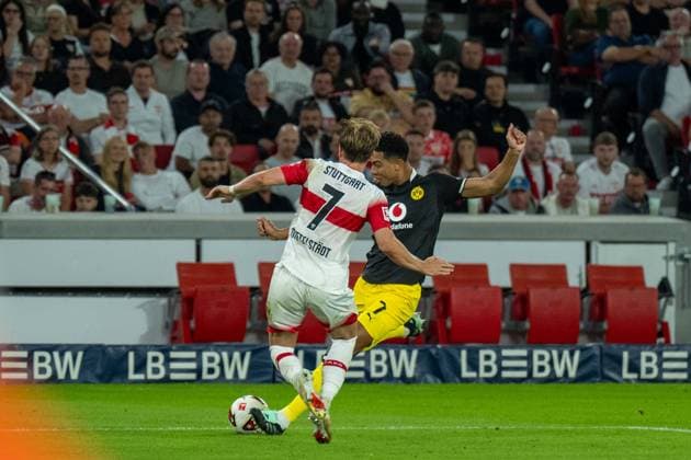 September 19, 2026 Soccer: VfB Stuttgart vs. Borussia Dortmund, Matchday 4 of the Bundesliga at the MHP Arena. Jobe Bellingham (Borussia Dortmund), No. 7 vs. Maximilian Mittelstadt (VfB Stuttgart), 7th cross leading to the 1–0 goal for Dortmund IMPORTANT NOTICE: In accordance with DFL and DFB regulations, it is prohibited to use or allow the use of photographs taken in the stadium and or during the match in the form of sequential images and or video-like photo sequences. Copyright: xJamesxZabelx