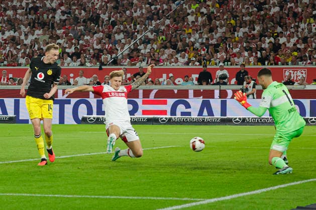 Pictured: The goal that made it 0–1; from left: goal scorer Maximilian Beier of Borussia Dortmund (14), Finn Jeltsch of VfB Stuttgart (29), and goalkeeper Fabian Bredlow of VfB Stuttgart. September 1, 2026, VfB Stuttgart vs. Borussia Dortmund, Bundesliga 1, Matchday 4, Germany, Stuttgart, MHP Arena. DFL regulations prohibit any use of photographs as image sequences and or quasi-video. Copyright: HMBxMedia xJulienxBecker