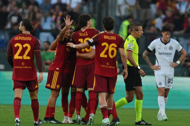 IPA88719318 - Roma s players celebrate after scoring the 2-0 goal during the Serie A Enilive soccer match between Roma and Inter at the Olimpico Stadium on September 19, 2026, in Rome, Lazio. During the AS Roma vs. Inter - FC Internazionale Italian Serie A soccer match in Rome, Italy, on September 19, 2026  Copyright: xRobertoxRamaccia IPAxSportx xx IPA88719318