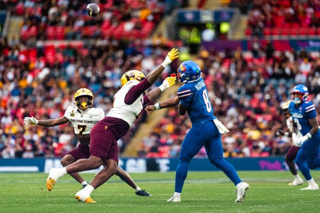 Isaiah Marshall (Kansas, 08) throwing the ball Union Jack Classic, Arizona State Sun Devils at Kansas Jayhawks , American Football, NCAA, College League, USA Big 12, Week 3, 2026, 19.09.2026, Copyright: xPFA PatrickxKlixx