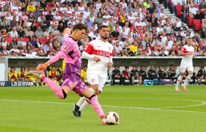 September 19, 2026, Germany, Stuttgart, Bundesliga, VfB Stuttgart vs. Borussia Dortmund, from left: Gregorn Kobel (BVB), Deniz Undav (VfB)