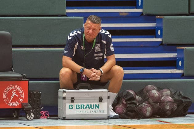Stephan Nocke of SG 09 Kirchhof, goalkeeper coach, can no longer hold on to his position: HSV Solingen Graefrath 76 vs. SG 09 Kirchhof, Women’s Handball 2nd Bundesliga, Alsco 2 HBL, Matchday 04, 2026–2027 season, September 19, 2026 HSV Solingen Graefrath 76 vs. SG 09 Kirchhof, Women’s Handball 2nd Bundesliga, Alsco 2 HBF, Matchday 4, 2026–2027 season, September 19, 2026 Solingen Copyright: xEibner-Pressefoto ThomasxHaeslerx EP_THR