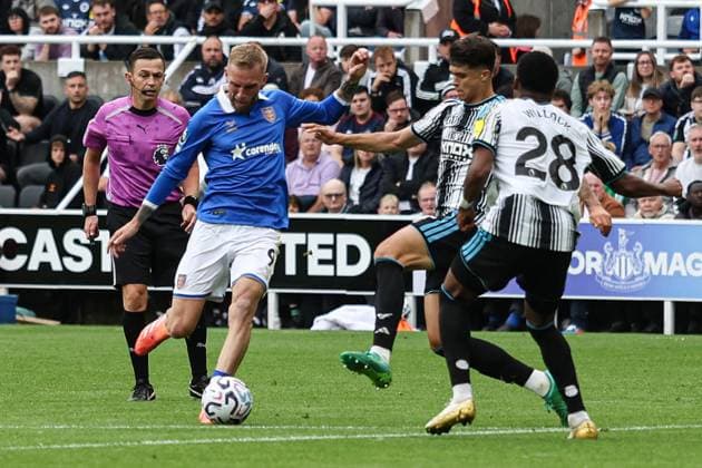Newcastle United v Hull City Premier League Oliver McBurnie of Hull City shoots during the Premier League match at St. James s Park, Newcastle 19 09 2026 UK Newspapers OUT Copyright: xJamiexJohnstonx FIL-23961-0285
