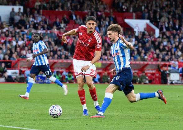 Nottingham Forest v Coventry City, Premier League Jack Rudoni (Coventry) crossing the ball beating Jair Cunha (Forrest) hduring the Premier League match between Nottingham Forest and Coventry City at the City Ground, Nottingham, UK on 19 September 2026. Nottingham City Ground Nottinghamshire UK Editorial use only DataCo restrictions apply See www.football-dataco.com , Copyright: xMarkxDunnx PSI-24909-0035