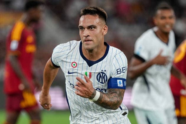 Sport Bilder des Tages Lautaro Martinez of FC Internazionale celebrates after scoring the goal of 2-2 during the Serie A 2026 2027 football match between AS Roma and FC Internazionale at Stadio Olimpico in Rome (Italy), September 19, 2026. antoniettaxbaldassarre