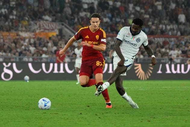 Inter Milan s Marcus Thuram fights for the ball with Roma™s Daniele Ghilardi during the Serie A Enilive soccer match between AS Roma and Inter at the Rome s Olympic stadium, Italy - September 19, 2026. - Soccer.  Copyright: xFabrizioxCorradetti LaPressex