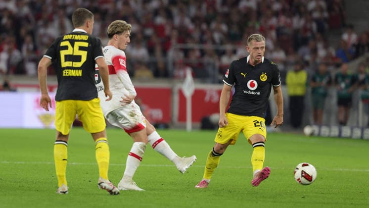 September 19, 2026, Germany, Stuttgart, Bundesliga, VfB Stuttgart vs. Borussia Dortmund, Joey Veerman (Dortmund), Angelo Stiller (VfB), Julian Ryerson (Dortmund)