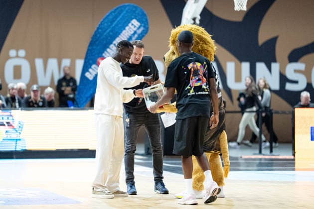 Dennis Schroeder draws tickets for a charity raffle GER, Basketball: Löwen Braunschweig vs. VET CONCEPT Gladiators Trier, Basketball, easyCredit BBL, Week 1, 2026–27 Season, September 19, 2026 GER, Basketball: Löwen Braunschweig vs. VET CONCEPT Gladiators Trier, Basketball, easyCredit BBL, Week 1, 2026–27 season, September 19, 2026 Braunschweig Copyright: xEibner-Pressefoto DanielxREINELTx EP_DRT