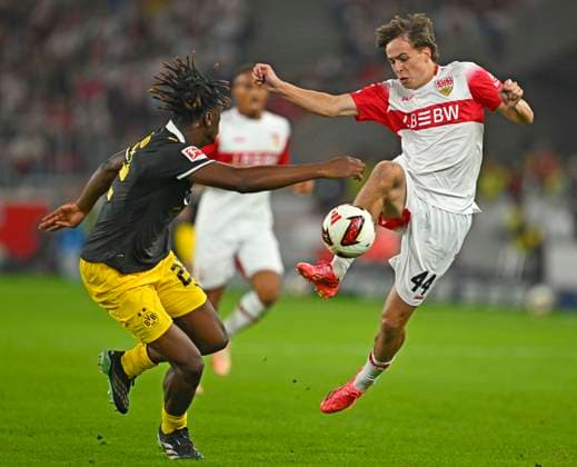 September 19, 2026, Soccer, 1. Bundesliga 2026–2027, Matchday 4, VfB Stuttgart vs. Borussia Dortmund, at the MHP Arena in Stuttgart, from left: Joane Gadou (Borussia Dortmund) vs. Leo Sauer (Stuttgart)