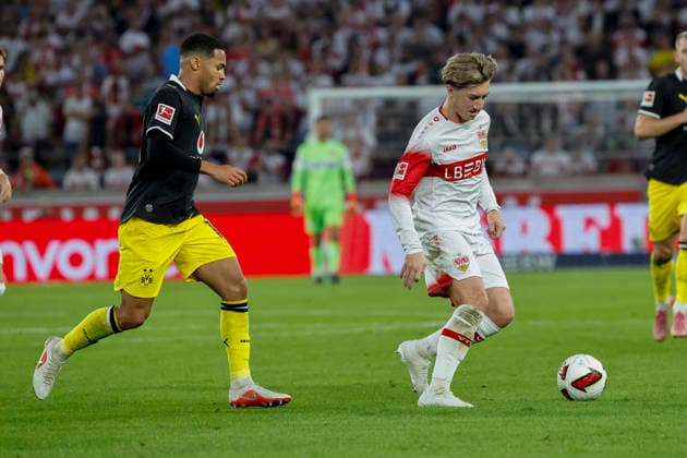 Ethan Nwaneri of BVB Dortmund, 18, and Angelo Stiller of VfB Stuttgart, 06, in a footrace, Germany, soccer, Bundesliga 1, Matchday 4, 2026–2027, VfB Stuttgart vs. Borussia Dortmund, September 19, 2026, Stuttgart MHP Arena, Germany Copyright: xGrantxHubbsx