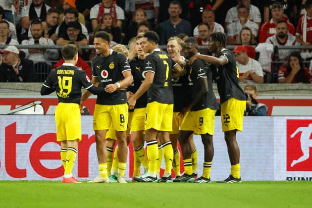 BVB Dortmund celebrates Maximilian Beier s 0-1 goal, BVB Dortmund, 14, joy, excitement, positive emotions, goal, Germany, soccer, Bundesliga 1, Matchday 4, 2026–2027, VfB Stuttgart vs. Borussia Dortmund, September 19, 2026, Stuttgart MHP Arena, Germany Copyright: xGrantxHubbsx