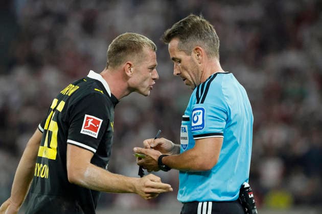 Julian Ryerson of BVB Dortmund, 26, and referee Tobias Stieler in dialogue, in conversation, exchanging views, communicating; Germany, soccer, Bundesliga 1, Matchday 4, 2026–2027, VfB Stuttgart vs. Borussia Dortmund, September 19, 2026, Stuttgart MHP Arena, Germany Copyright: xGrantxHubbsx
